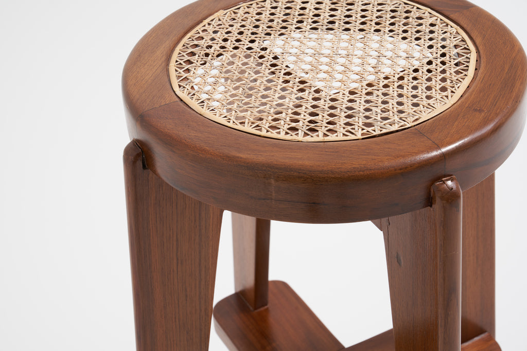 ジャンヌレのケーンシートラウンドハイスツール 斜め上からの図