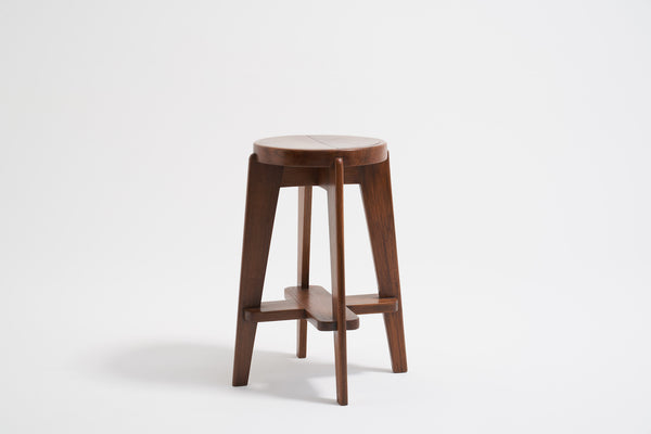 ジャンヌレのウッドシートラウンドスツール レッグ4本が見えるサイドからの画像