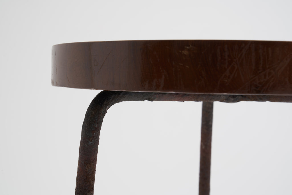 ジャンヌレのアイアンレッグスツール トップ部分の横から見たズーム画像