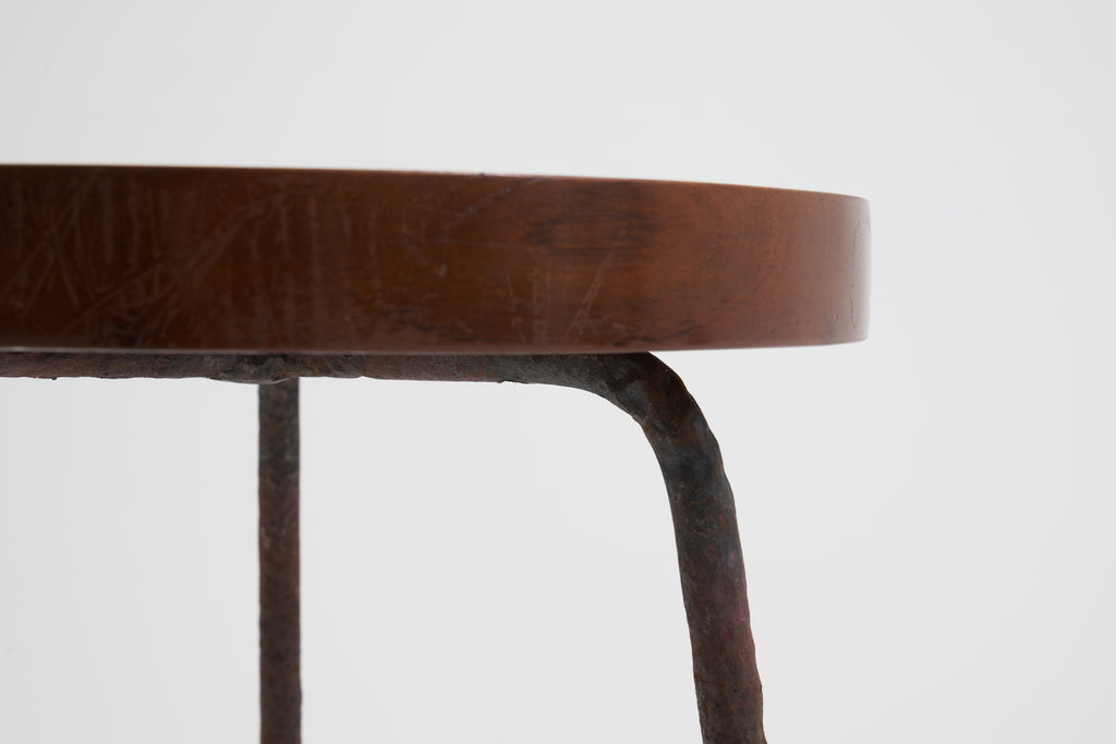 ジャンヌレのアイアンレッグスツール トップ部分のズーム画像2