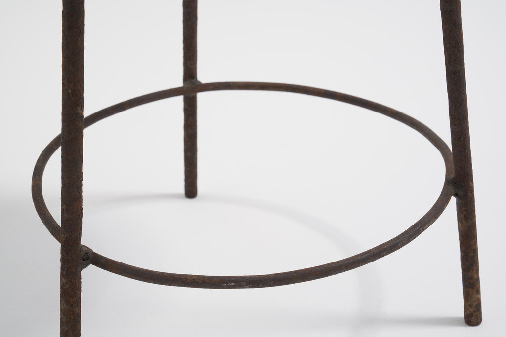 ジャンヌレのアイアンレッグスツール レッグを支えるサークルバーの画像