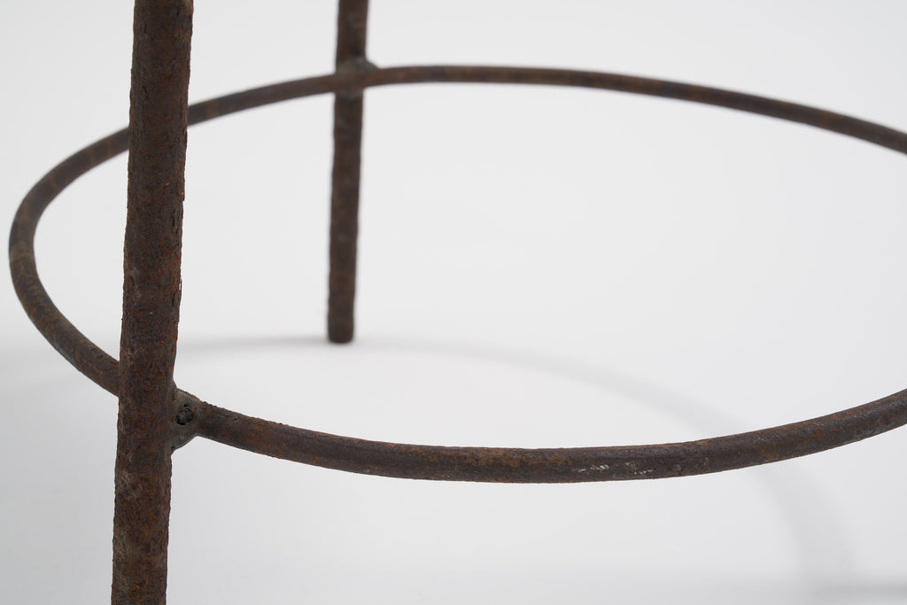 ジャンヌレのアイアンレッグスツール 3本のレッグを支えるサークルバーの画像2