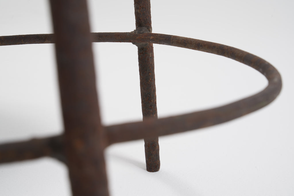 ジャンヌレのアイアンレッグスツール 3本のレッグを支えるサークルバーの画像3