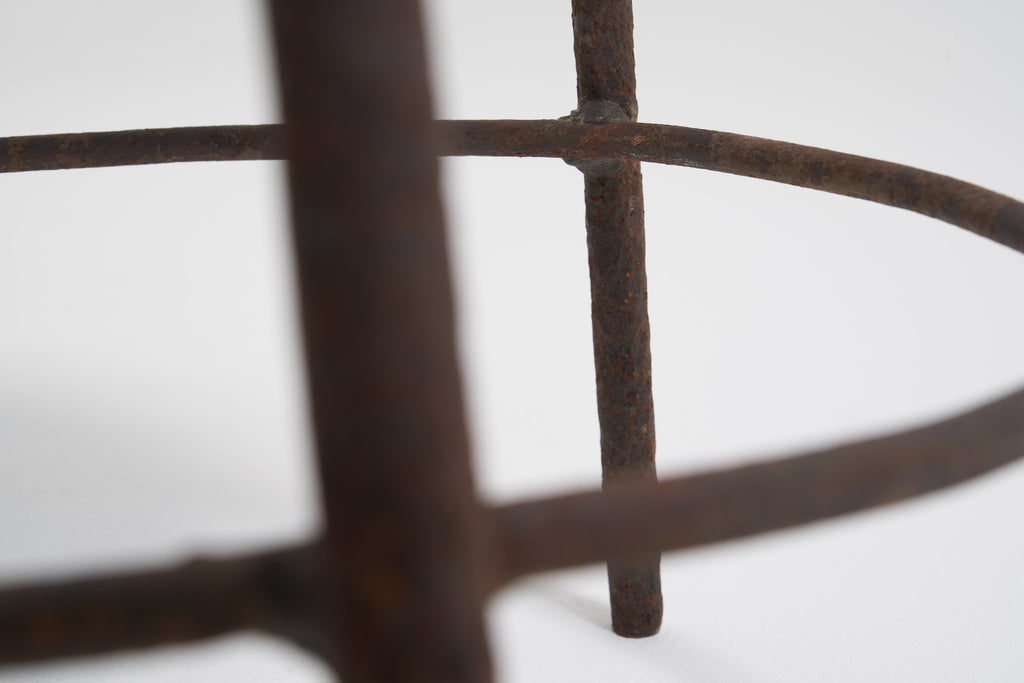 ジャンヌレのアイアンレッグスツール 3本のレッグを支えるサークルバーの画像4