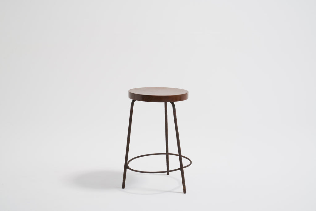 ジャンヌレのアイアンレッグスツール 斜め前からの画像