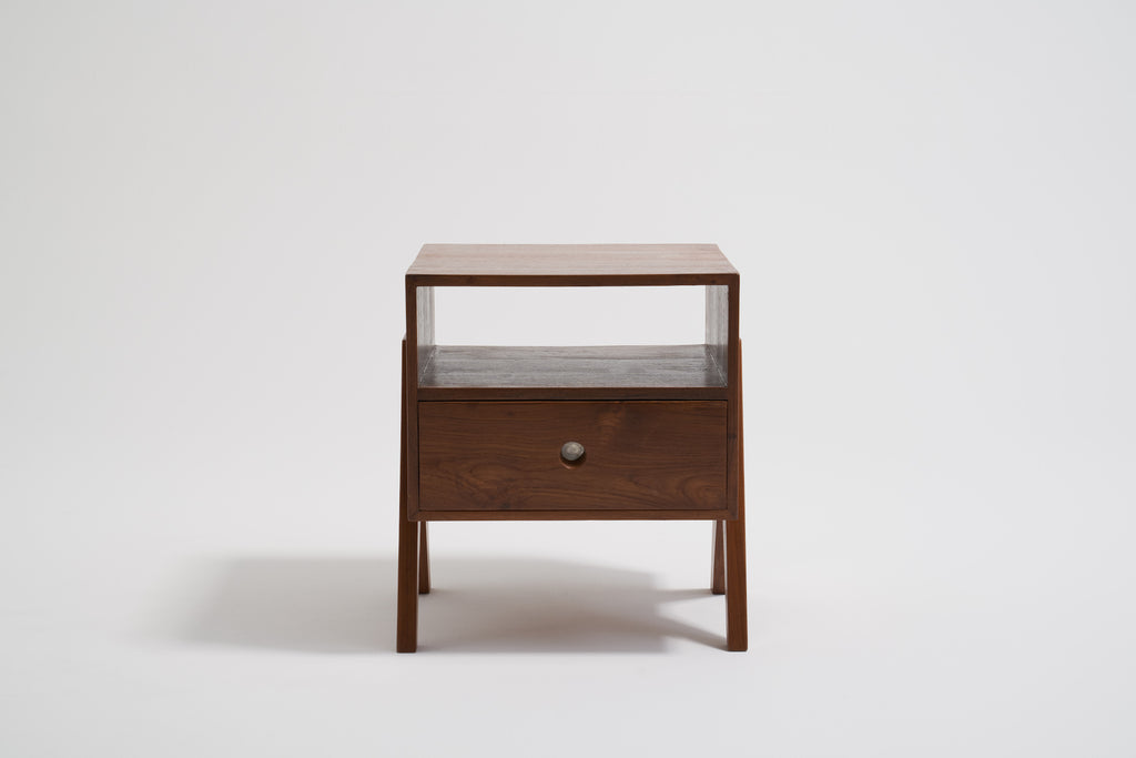 ジャンヌレのベッドサイドカップボード正面