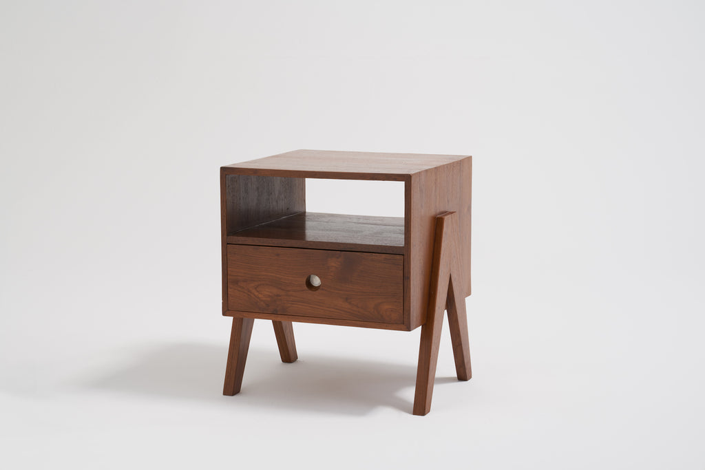 ジャンヌレのベッドサイドカップボード 斜め
