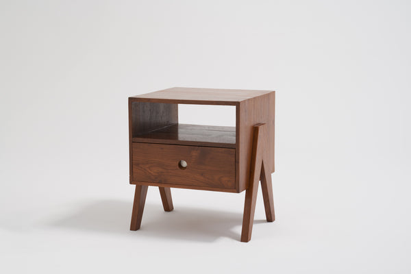 ジャンヌレのベッドサイドカップボード 斜め