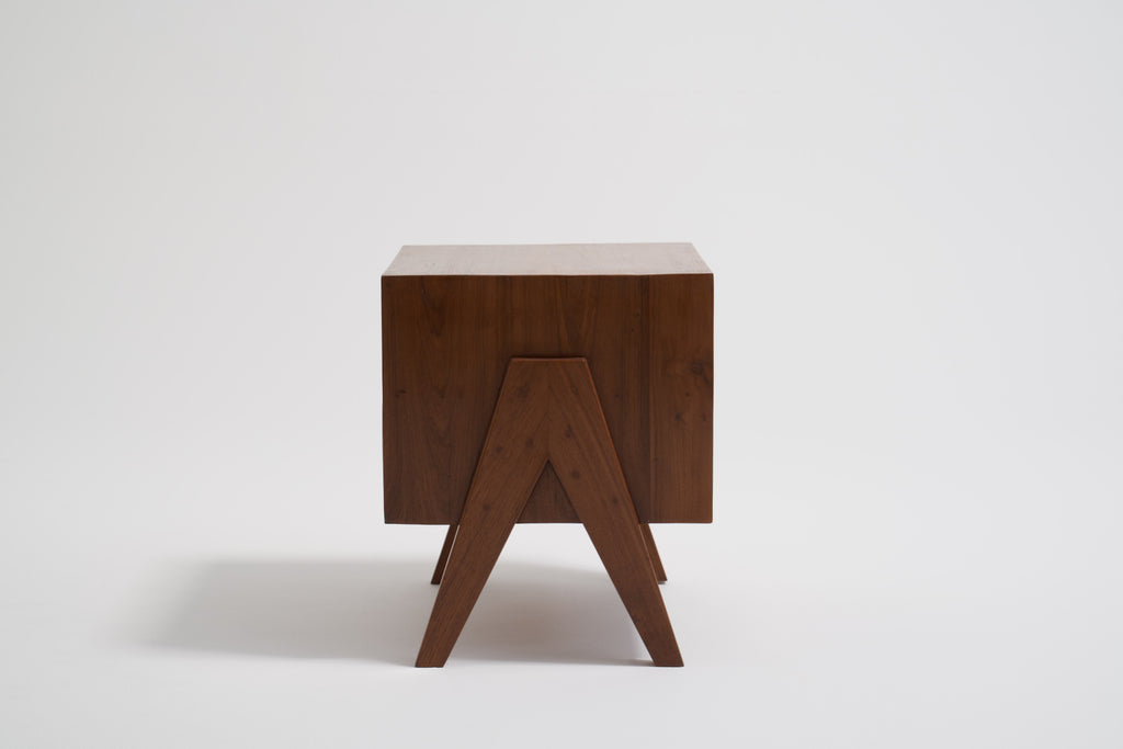 ジャンヌレのベッドサイドカップボード 真横 Vレッグ