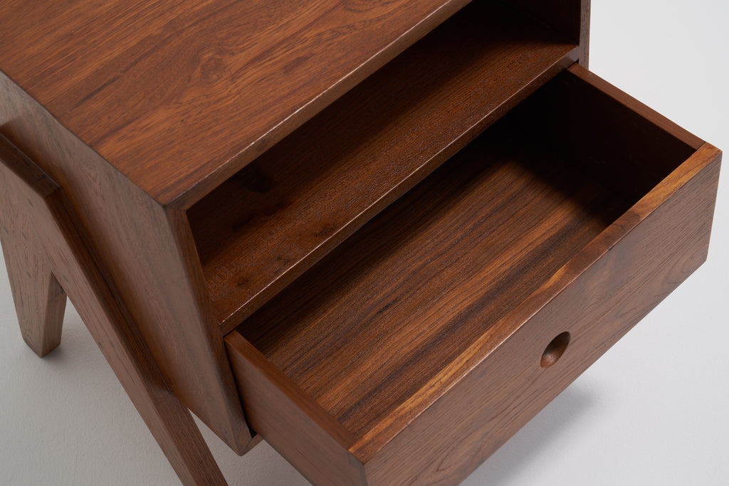 ジャンヌレのベッドサイドカップボード 上から引き出しの開いた状態