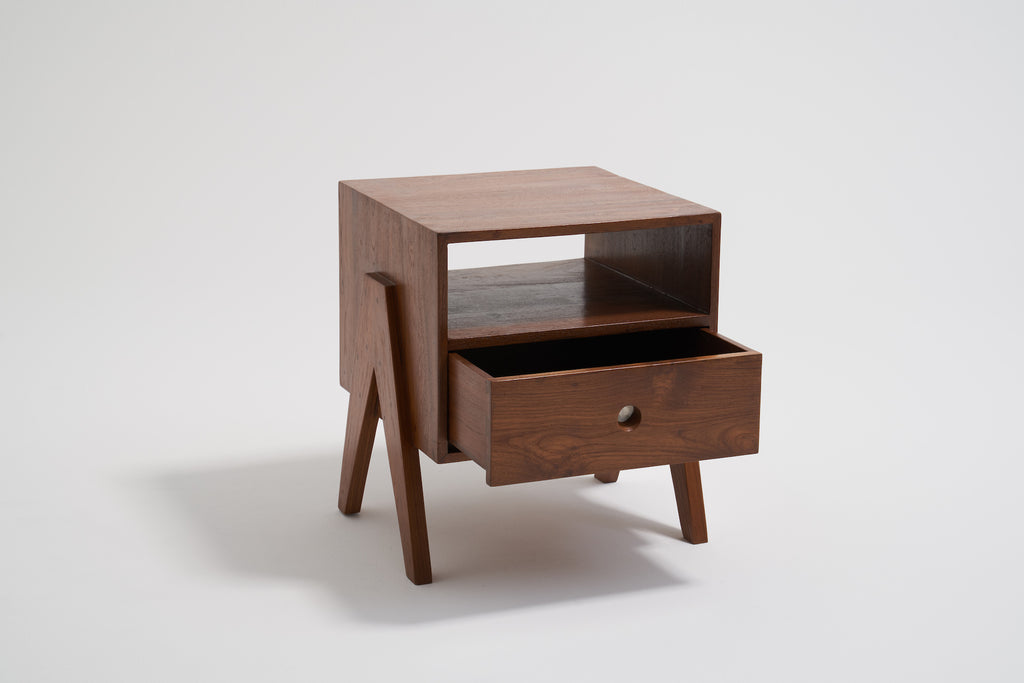 ジャンヌレのベッドサイドカップボード 引き出しの開いた状態 斜め前から