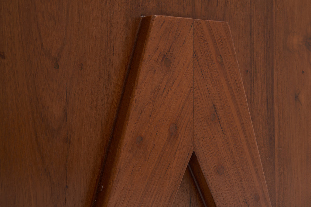 ジャンヌレのベッドサイドカップボード サイドVレッグ接合部分ズーム