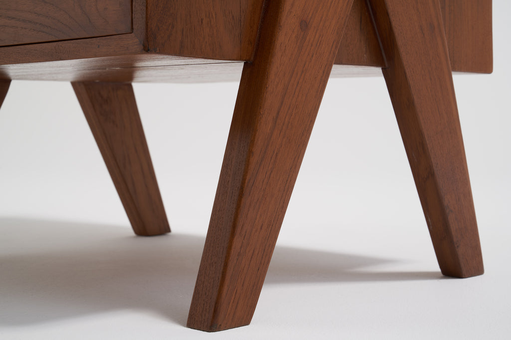 ジャンヌレのベッドサイドカップボード レッグ部分ズーム