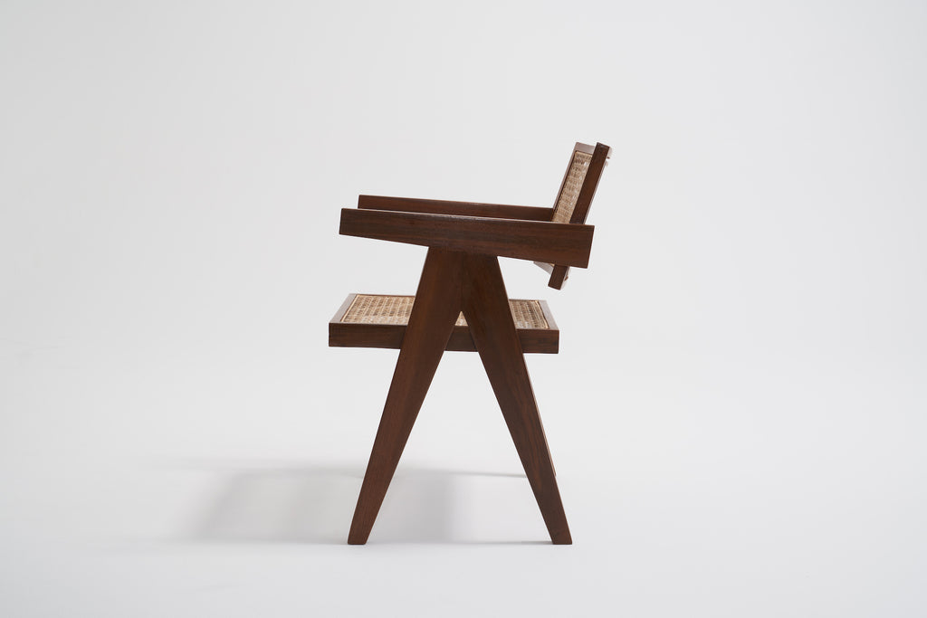 ジャンヌレのオフィスケーンチェア(アーム有り)真横から見た画像