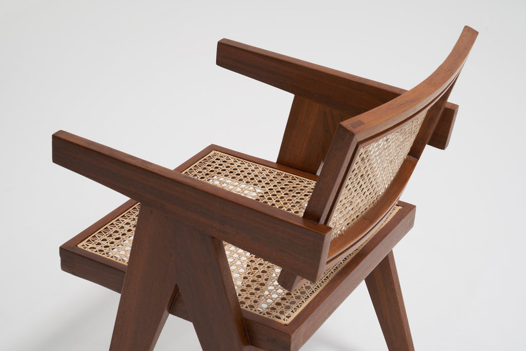 ジャンヌレのオフィスケーンチェア(アーム有り)斜め後ろ上から見た画像