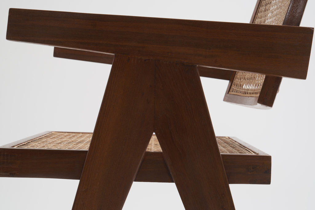 ジャンヌレのオフィスケーンチェア(アーム有り)横から見たアームとレッグの結合部分