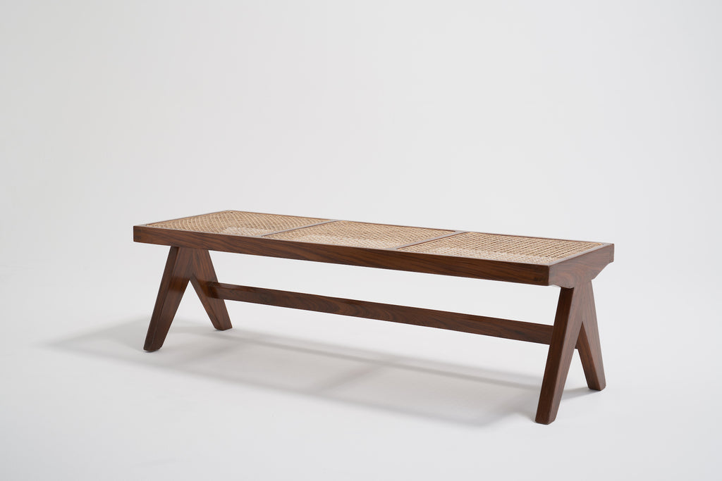 ジャンヌレのケーンベンチ(背もたれ無し) 斜めから見た図