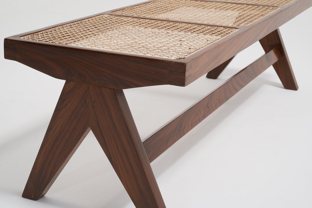 ジャンヌレのケーンベンチ(背もたれ無し) 斜めから見た図 レッグ間を渡るバー