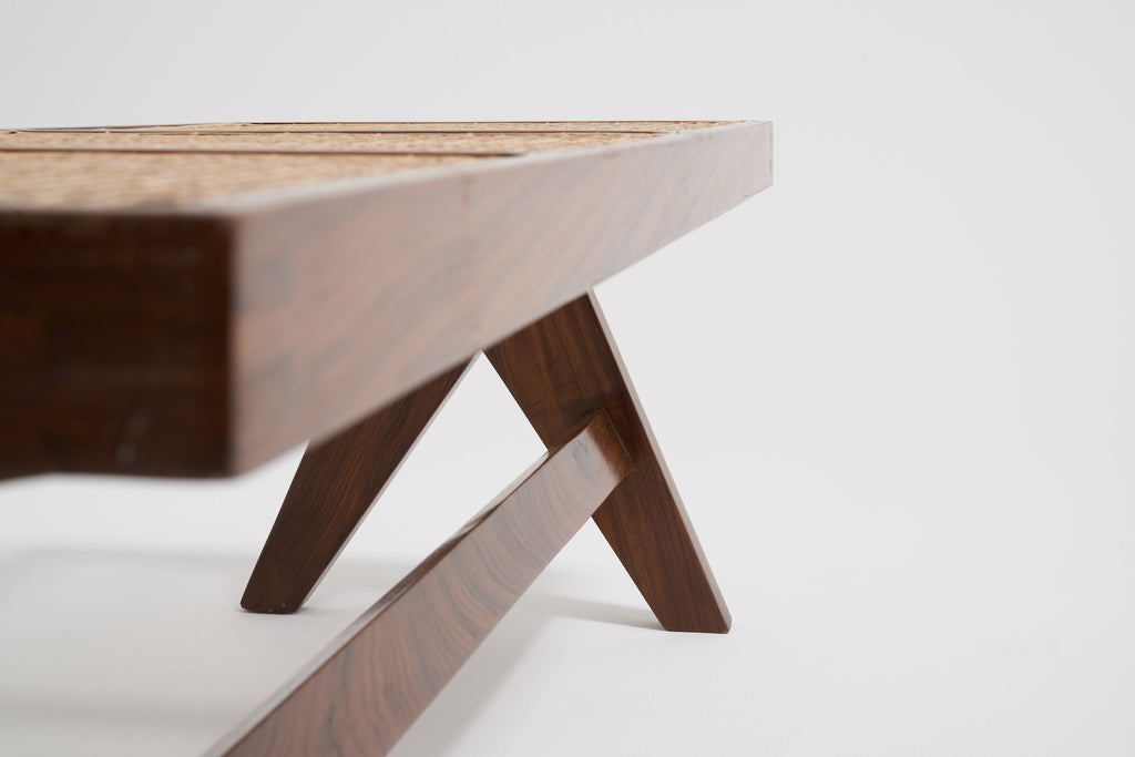 ジャンヌレのケーンベンチ(背もたれ無し) 斜めズーム