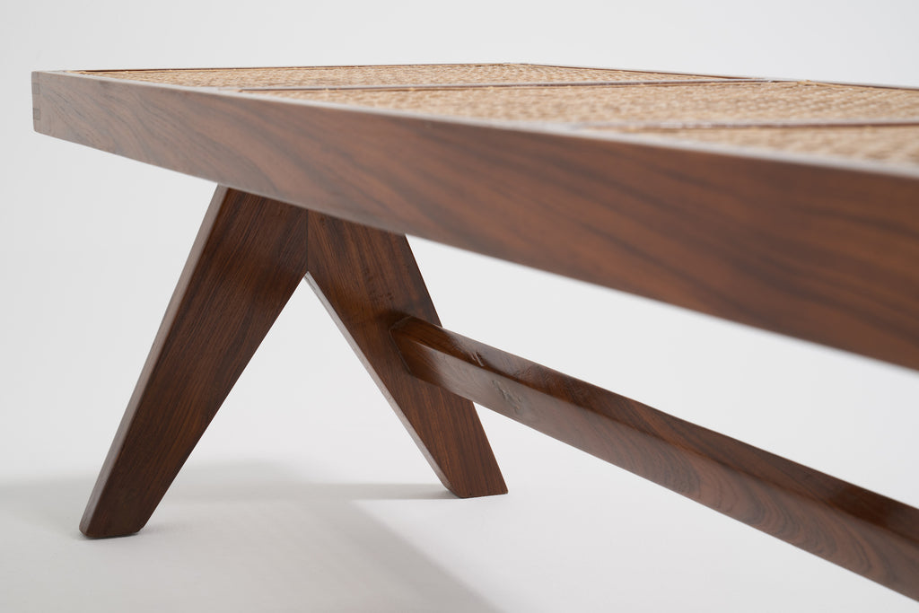 ジャンヌレのケーンベンチ(背もたれ無し) 斜めズーム2