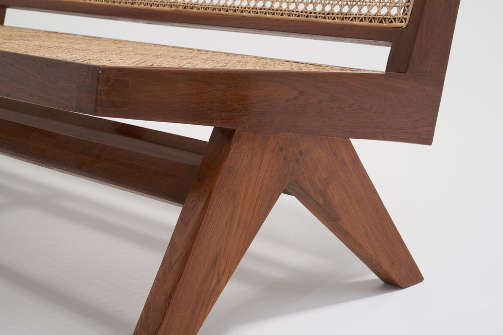 ジャンヌレのケーンベンチシート サイドから見たVレッグ部分