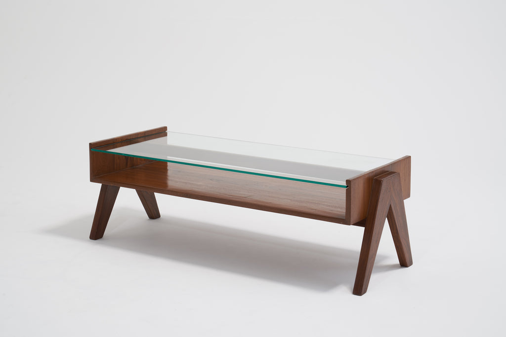 ジャンヌレのコーヒーテーブル 斜め上からガラスのトップ全体が見えている図