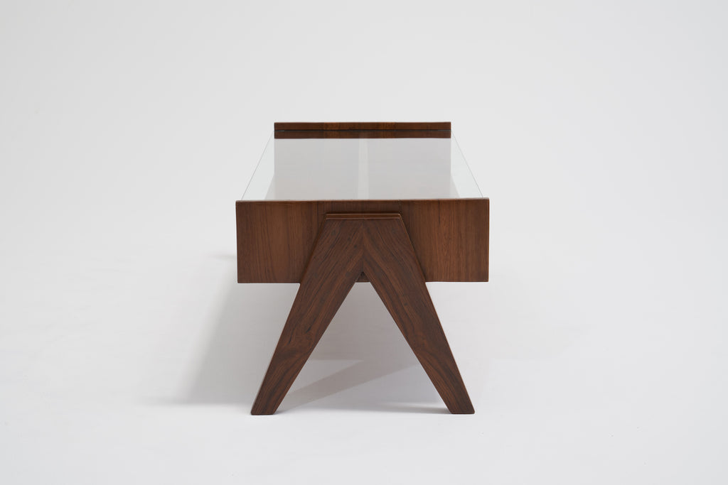 ジャンヌレのコーヒーテーブル ほぼ真横から見た図