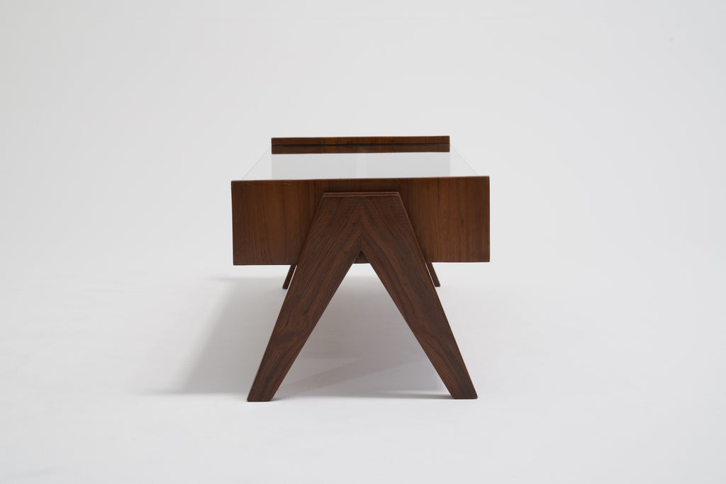 ジャンヌレのコーヒーテーブル ほぼ真横から見た図2