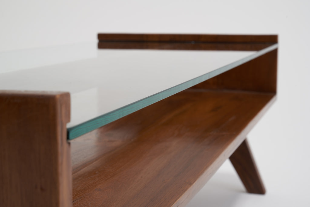 ジャンヌレのコーヒーテーブル 斜めから見た図3