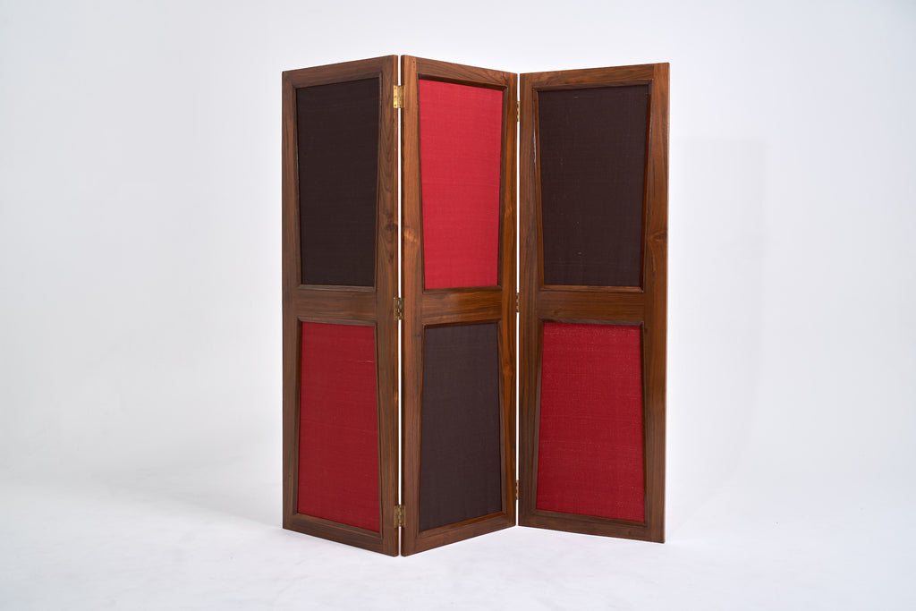 ジャンヌレのスクリーン 3枚のパネルそれぞれ赤とブラウンのファブリックが使われている。