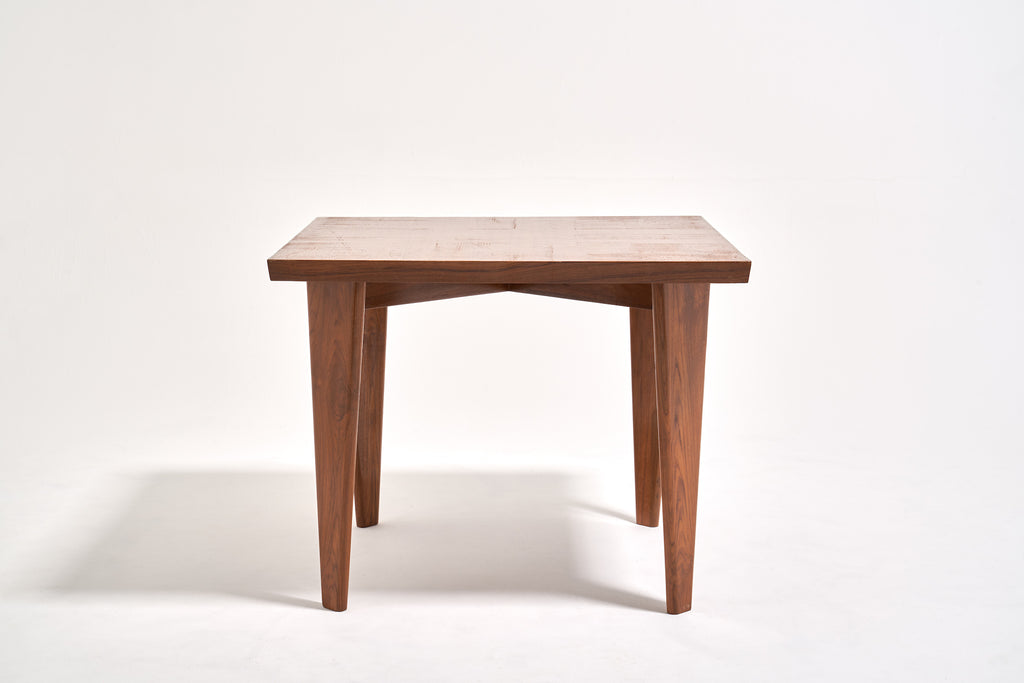 ジャンヌレのスクエアテーブル サイドから見た画像