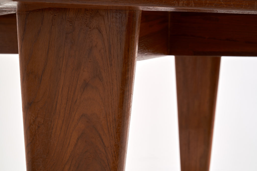 ジャンヌレのスクエアテーブル レッグとテーブルトップの結合部分