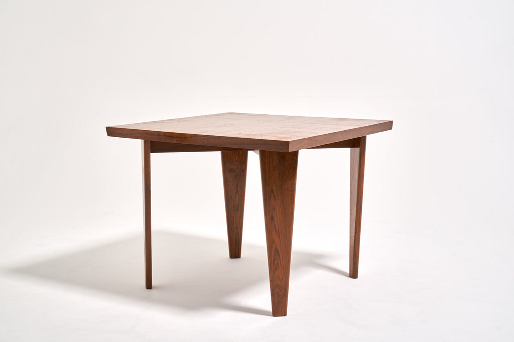 ジャンヌレのスクエアテーブル 斜めサイドから見た画像