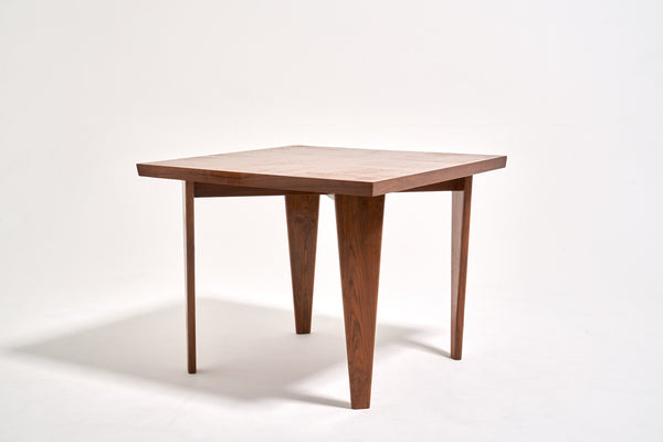 ジャンヌレのスクエアテーブル 斜めサイドから見た画像