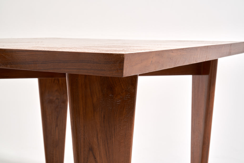 ジャンヌレのスクエアテーブル テーブルトップ角とレッグ3本